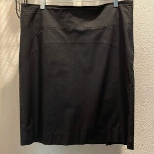 GAP 97% cotton skirt. 23” length, 21.5” hip to hip. Stretch fabric fully lined.